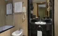 In-room Bathroom 3 Melia White House Hotel