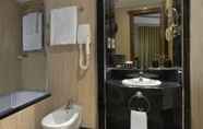 Toilet Kamar 3 Melia White House Hotel