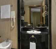 Toilet Kamar 3 Melia White House Hotel