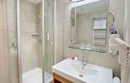 In-room Bathroom 5 Austria Trend Hotel Anatol