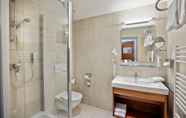 In-room Bathroom 6 Austria Trend Hotel Anatol