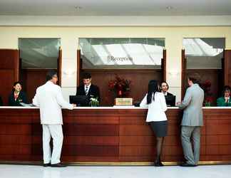 Lobby 2 Evergreen Laurel Hotel