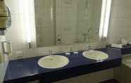 In-room Bathroom 5 Hotel Ascot-Bristol