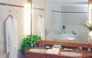 In-room Bathroom 4 Best Western Hotel Halle-Merseburg