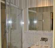 In-room Bathroom 3 Hotel Pironi