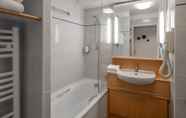 In-room Bathroom 6 Citadines Bastille Marais Paris