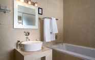 In-room Bathroom 3 Primi Seacastle