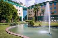 Swimming Pool Royal Garden Hotel