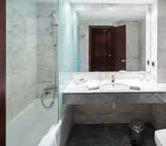 In-room Bathroom 6 Catalonia Gran Hotel Verdi
