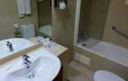 In-room Bathroom 3 Hotel Mundial