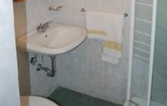 In-room Bathroom 5 Hotel Albatros