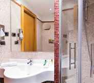 In-room Bathroom 5 Hilton Garden Inn Rome Claridge