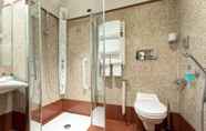 Toilet Kamar 7 Hilton Garden Inn Rome Claridge