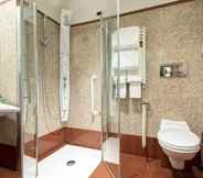 In-room Bathroom 7 Hilton Garden Inn Rome Claridge