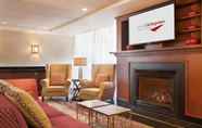 Lobi 7 Hotel Carlingview Toronto Airport