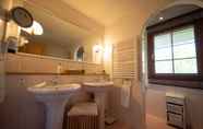 Toilet Kamar 6 Boutique Hotel Alpenrose