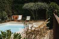 Kolam Renang Le Moulin, Lourmarin, a Beaumier Hotel