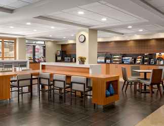 Lobby 2 Wingate by Wyndham - Wilmington