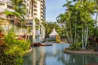 Kolam Renang Rydges Esplanade Resort Cairns