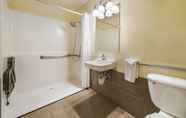 Toilet Kamar 7 Quality Inn & Suites near NAS Fallon