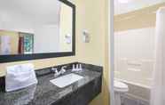 Toilet Kamar 4 Howard Johnson by Wyndham Dalton