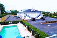 Swimming Pool Baymont by Wyndham Valdosta at Valdosta Mall