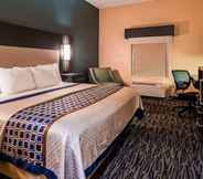 ห้องนอน 7 Best Western Bradbury Inn & Suites