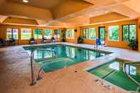 สระว่ายน้ำ Best Western Bradbury Inn & Suites