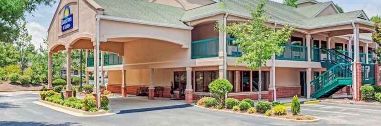 Exterior Days Inn & Suites by Wyndham Peachtree City