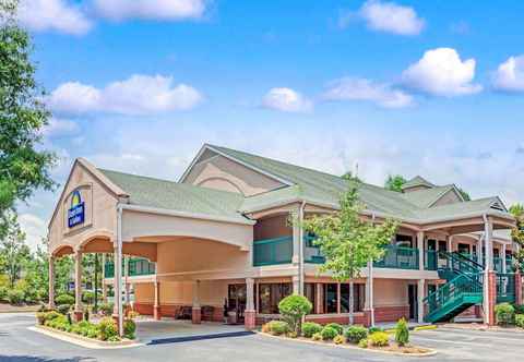 Exterior Days Inn & Suites by Wyndham Peachtree City