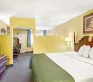 Bedroom 2 Days Inn & Suites by Wyndham Peachtree City