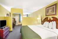 Bedroom Days Inn & Suites by Wyndham Peachtree City