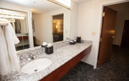 In-room Bathroom 5 Courtyard by Marriott Cincinnati Airport