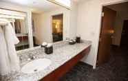 Toilet Kamar 5 Courtyard by Marriott Cincinnati Airport