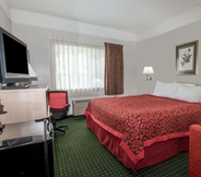 Bedroom 7 Days Inn by Wyndham Kansas City International Airport