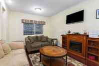 Ruang Umum Days Inn by Wyndham Kansas City International Airport