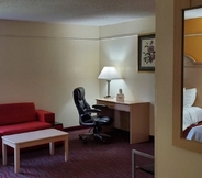 Functional Hall 4 Days Inn by Wyndham Kansas City International Airport