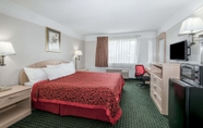 Bedroom 6 Days Inn by Wyndham Kansas City International Airport