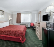 Bedroom 6 Days Inn by Wyndham Kansas City International Airport