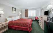 ห้องนอน 6 Days Inn by Wyndham Kansas City International Airport