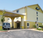 Exterior 2 Days Inn by Wyndham Kansas City International Airport