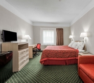 Bedroom 3 Days Inn by Wyndham Kansas City International Airport