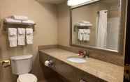 In-room Bathroom 7 Wingate by Wyndham Ashland