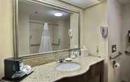 Toilet Kamar 6 Hampton Inn Medina