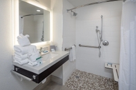 In-room Bathroom Holiday Inn Express Sunnyvale - Silicon Valley, an IHG Hotel