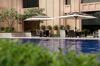 Swimming Pool The Metropolitan Hotel and Spa New Delhi