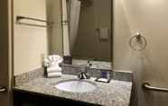 Toilet Kamar 3 Sleep Inn & Suites Roseburg North Near Medical Center