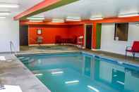 Swimming Pool Sleep Inn & Suites Roseburg North Near Medical Center