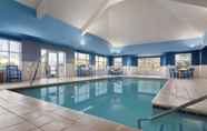 สระว่ายน้ำ 7 Country Inn & Suites by Radisson, Williamsburg Historic Area, VA
