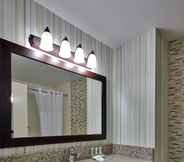Phòng tắm bên trong 5 Country Inn & Suites by Radisson, Williamsburg Historic Area, VA